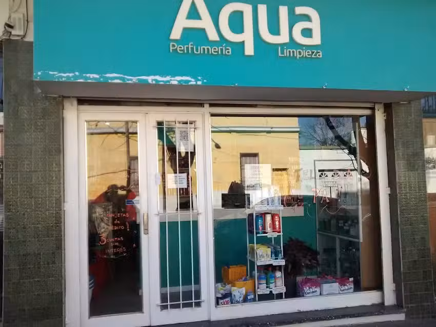 Aqua Escobar | Art&iacute;culos de piscina, limpieza y perfumer&iacute;a